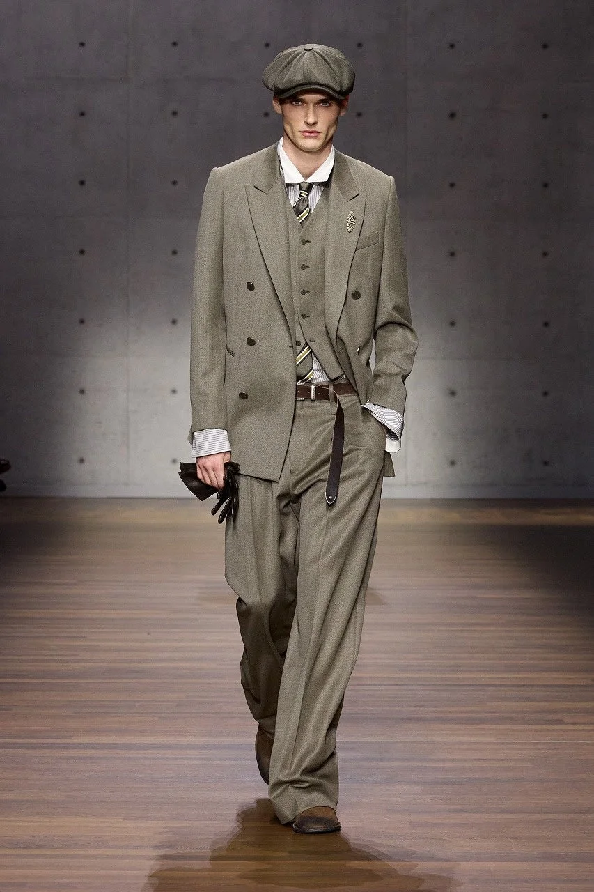 カーキのダブルブレストスーツ