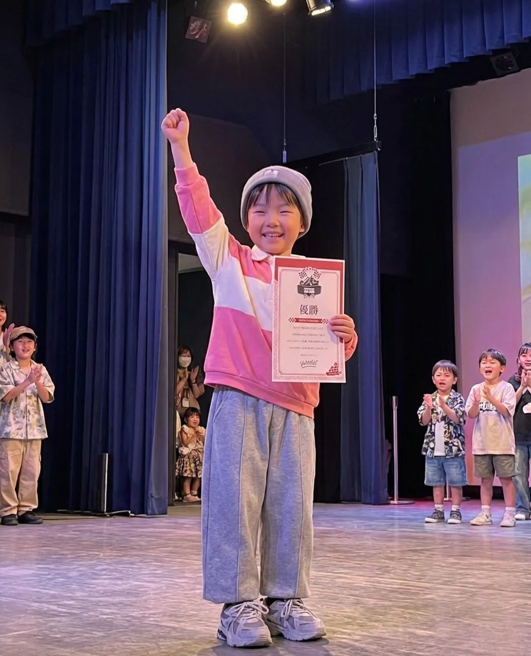 優勝トロフィーを掲げる男の子