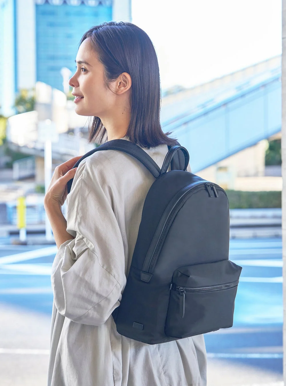 女性がリュック