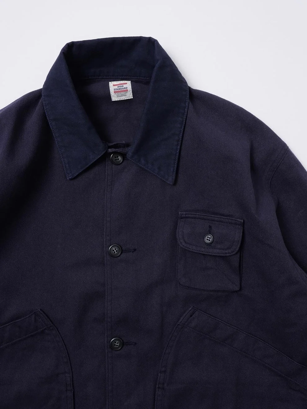 ネイビーのワークジャケットのクローズアップ