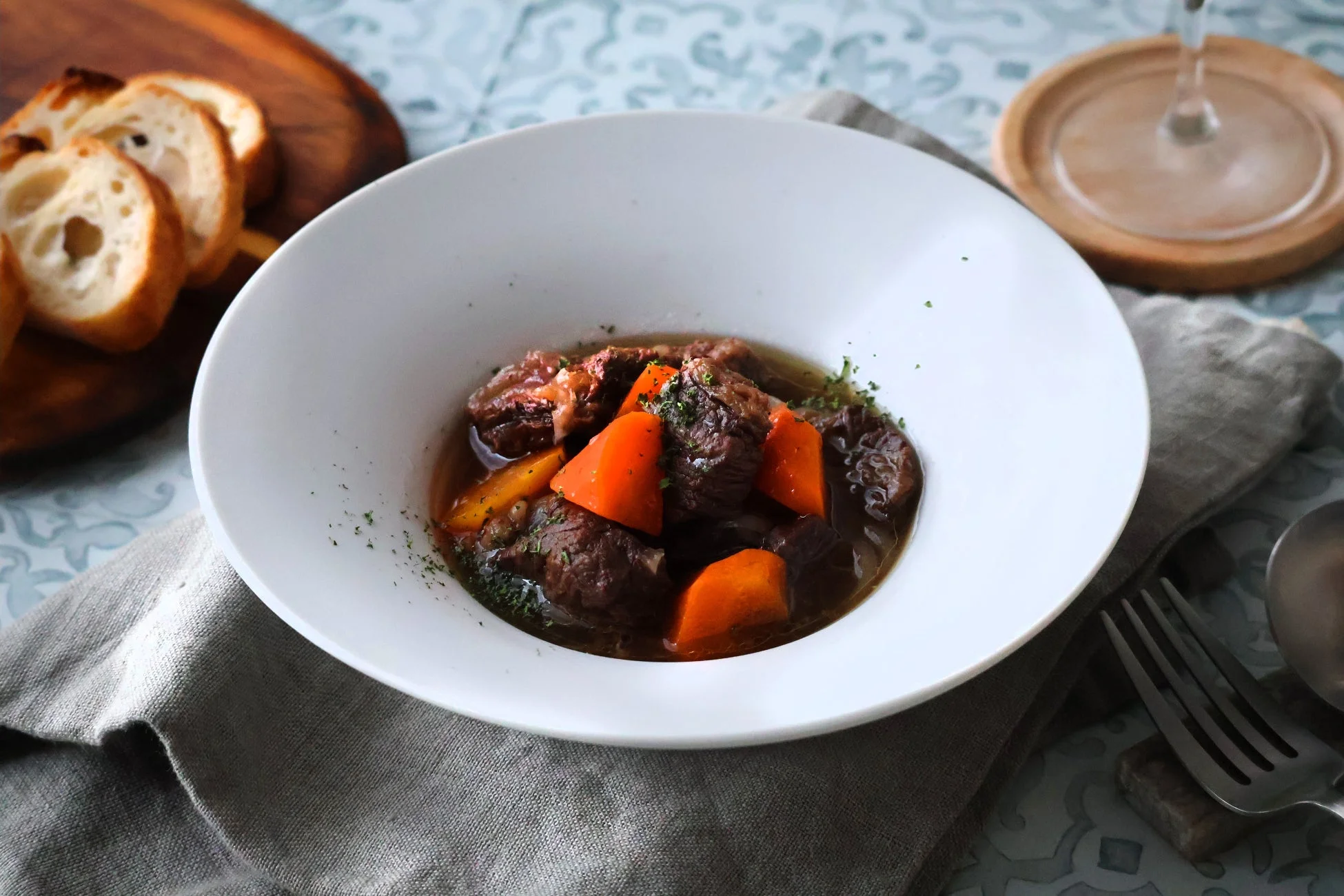 白い器に盛り付けられた温かいビーフシチュー