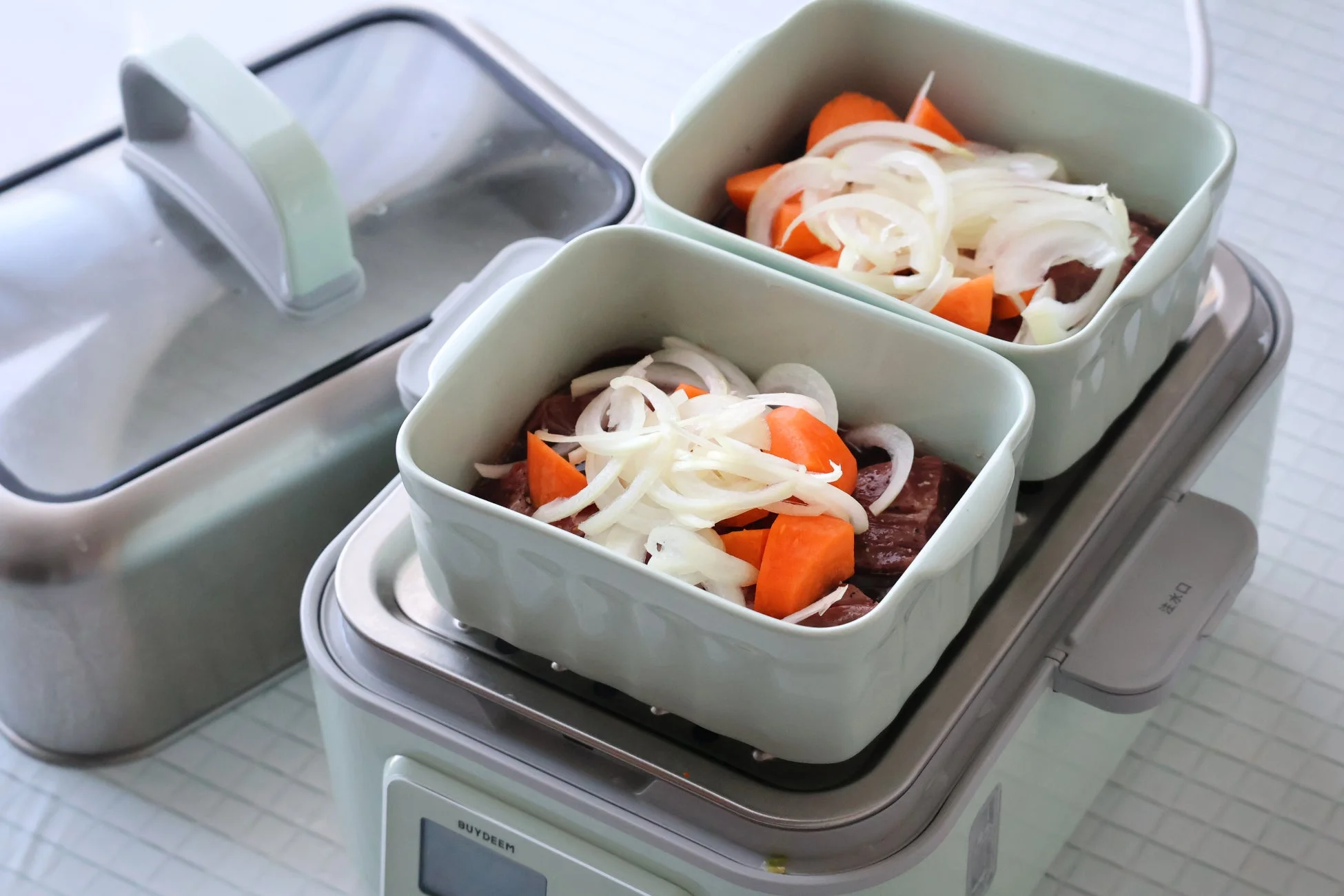 BUYDEEMの電気調理器具に肉や野菜の容器がセットされている様子