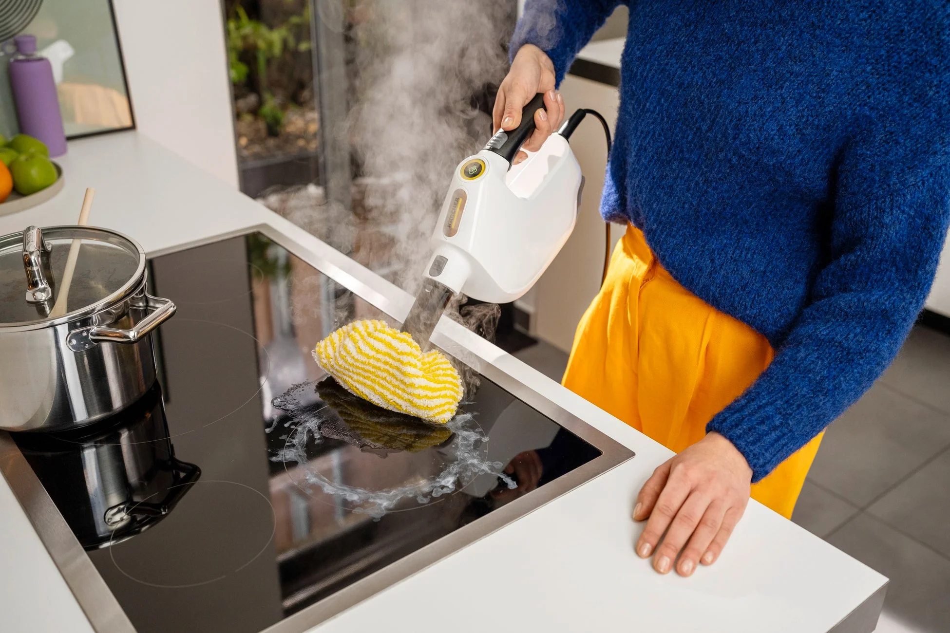 キッチンでスチームクリーナーを使用する様子