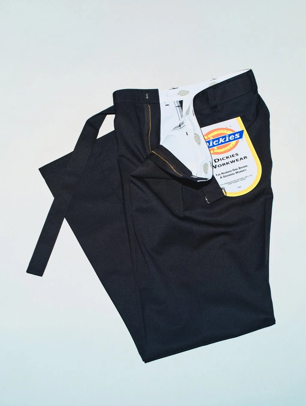 ブラックのワークパンツ