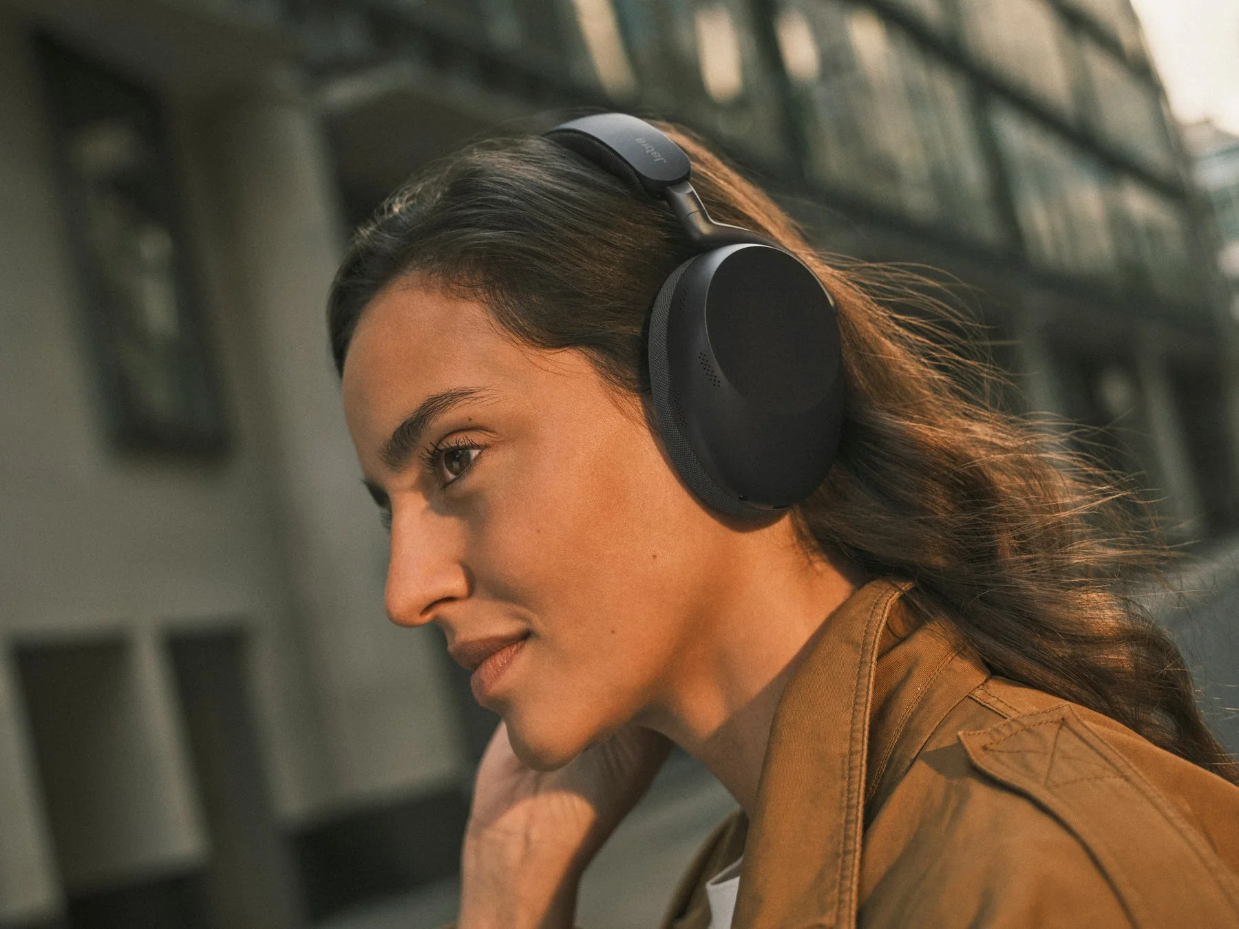 Jabra Evolve3シリーズを装着した女性
