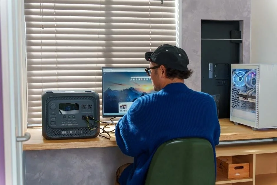 ホームオフィスでポータブル電源を使う男性
