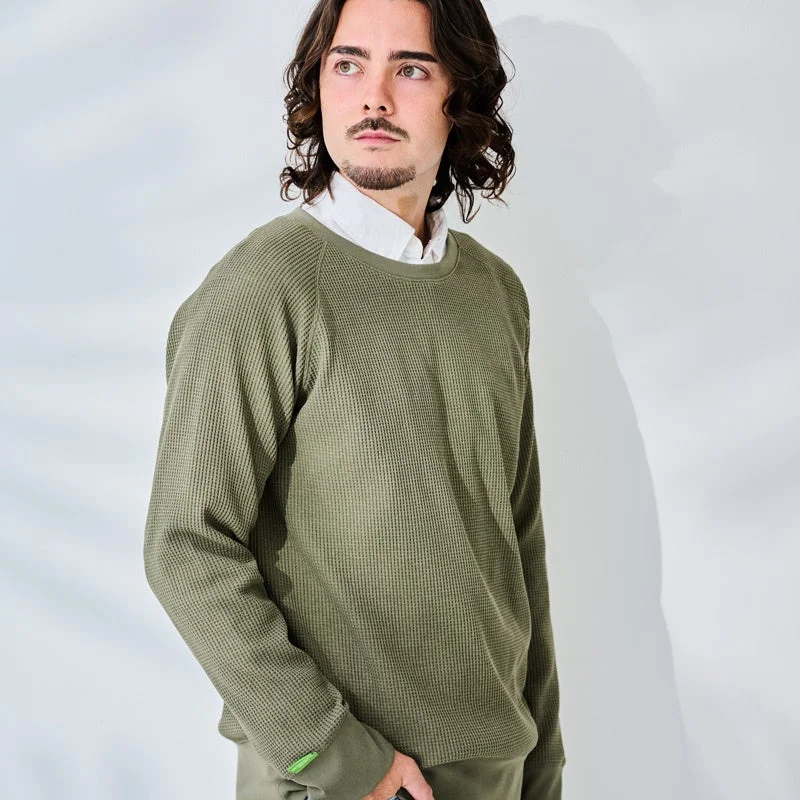 オリーブグリーンのワッフルニットを着用した男性