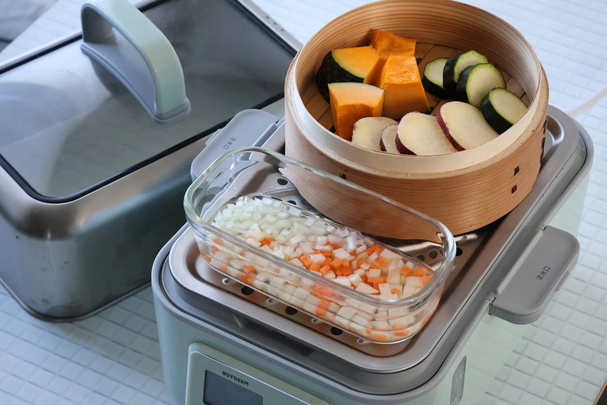 BUYDEEMの蒸し器で野菜を蒸す準備をしている様子