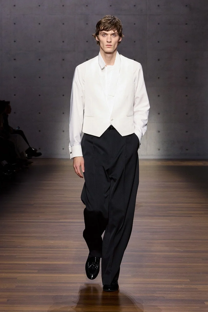 ベストと白シャツの男性