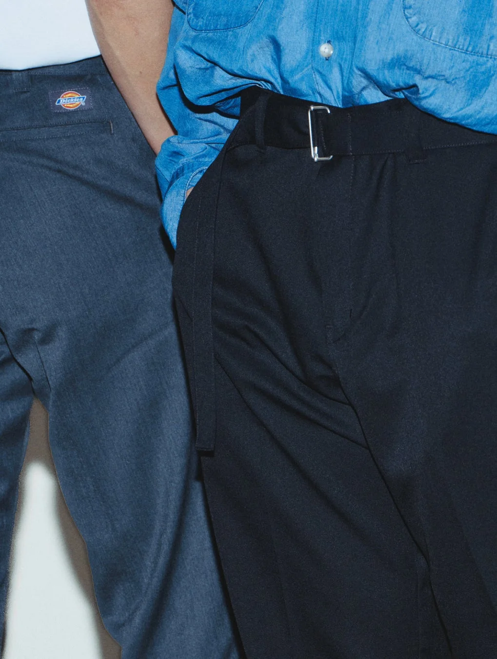 共布ベルト付きのパンツ