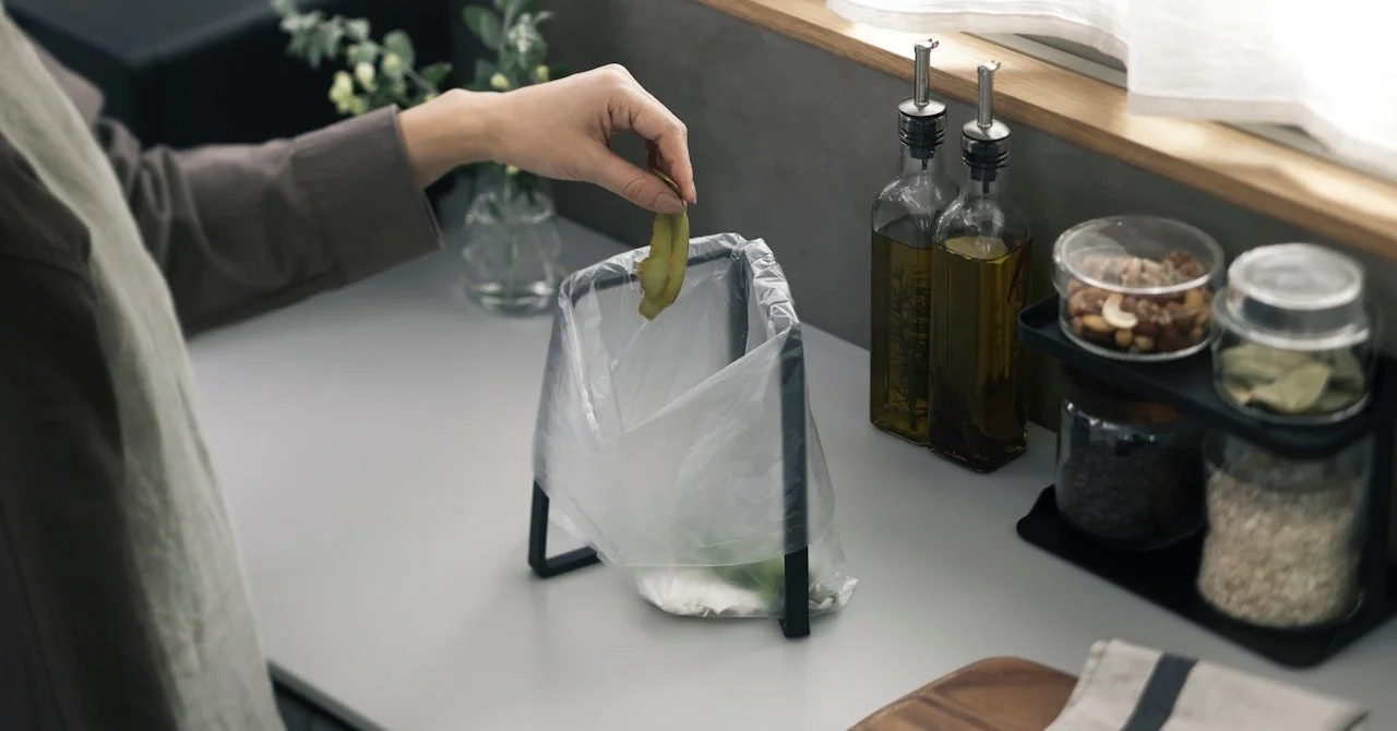 生ゴミを捨てている様子