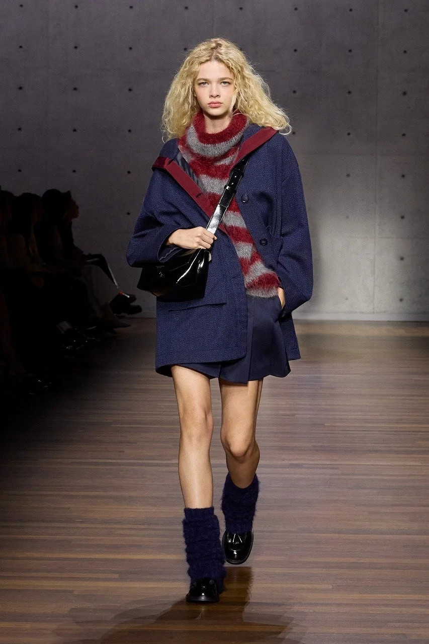 ネイビーコートの女性