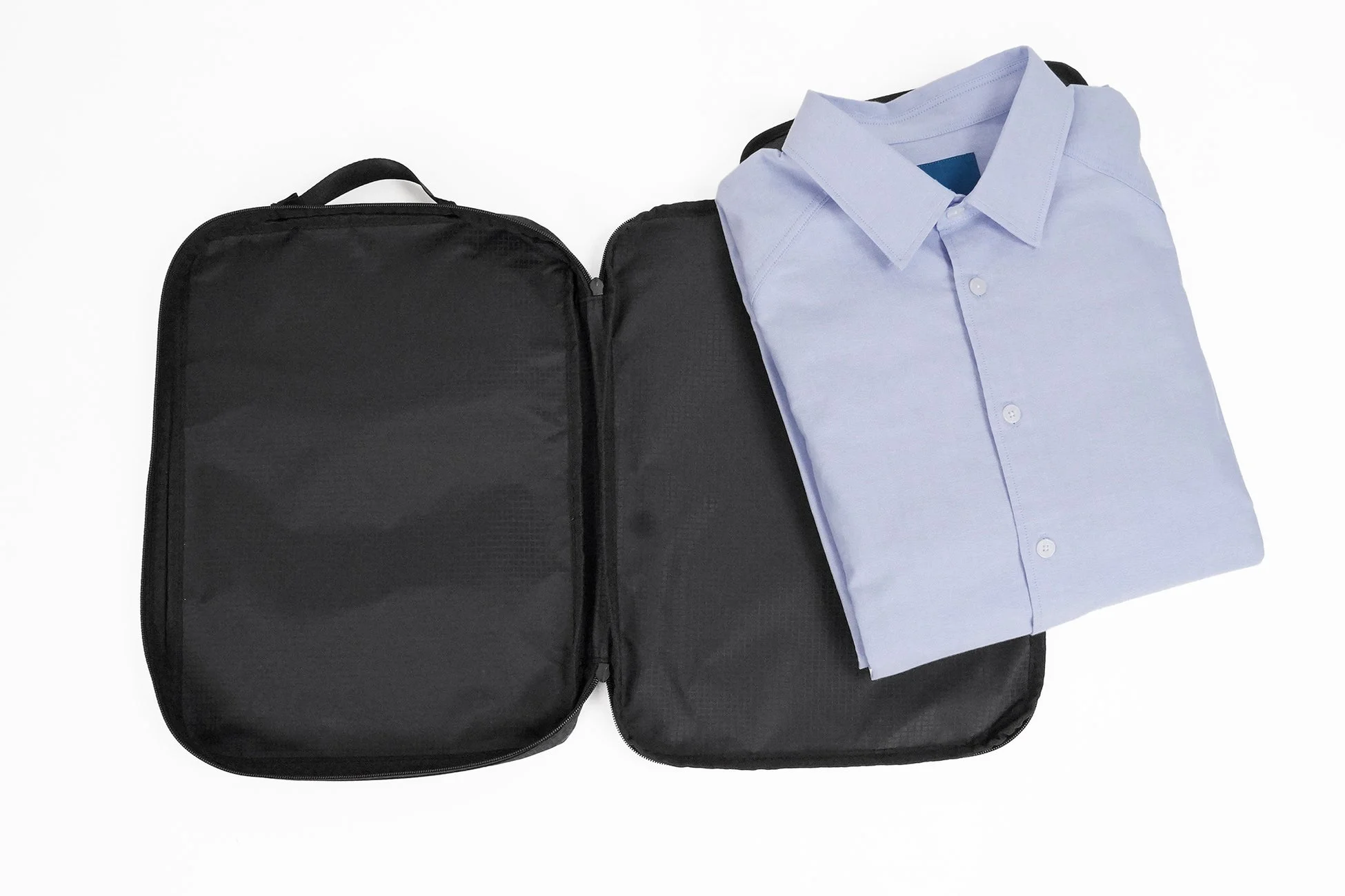 ガーメントケースとシャツ