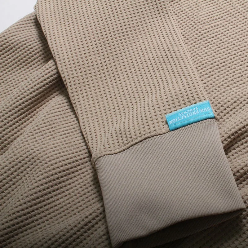 ベージュのワッフル生地長袖トップスの袖口