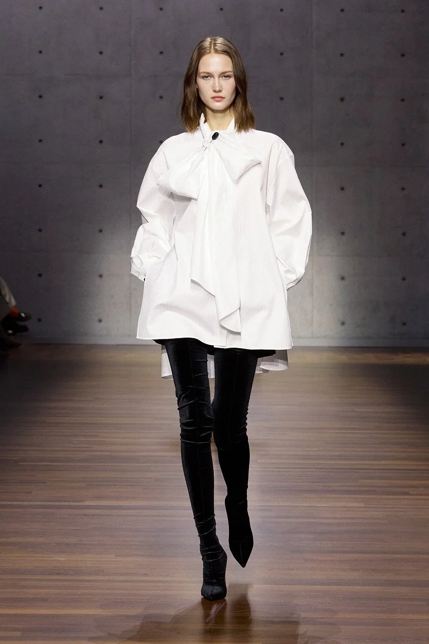 白いオーバーサイズシャツのモデル