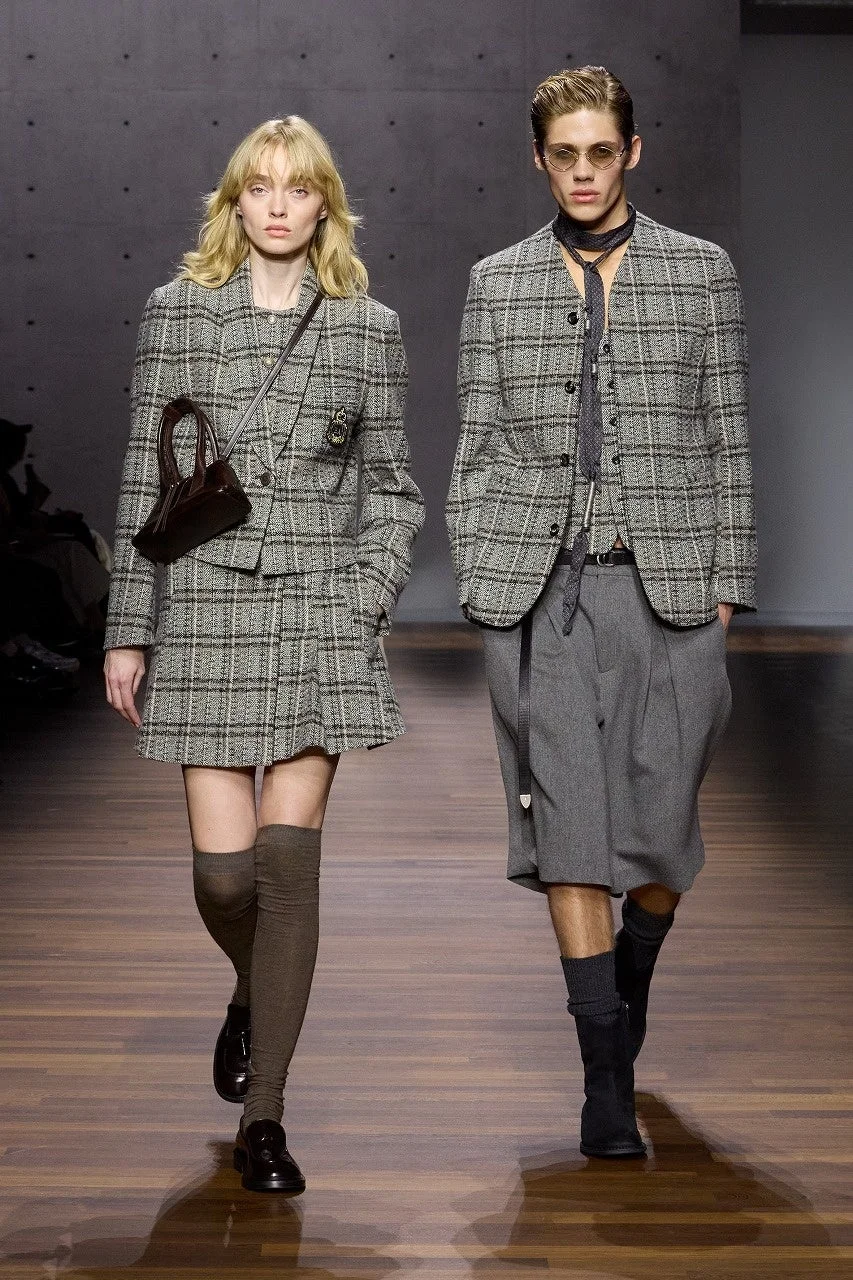 チェック柄セットアップの男女